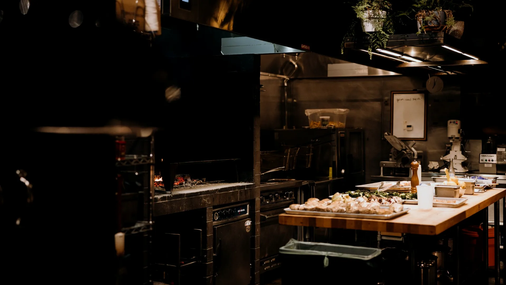 Linie de gătit într-o bucătărie profesională de restaurant, pregătită pentru serviciul de seară